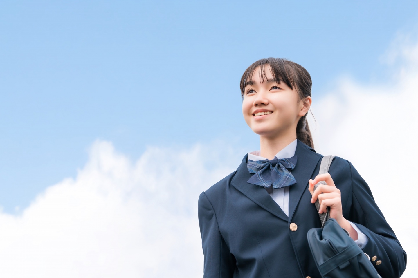 目標に向かって歩き出す中高生のイメージ