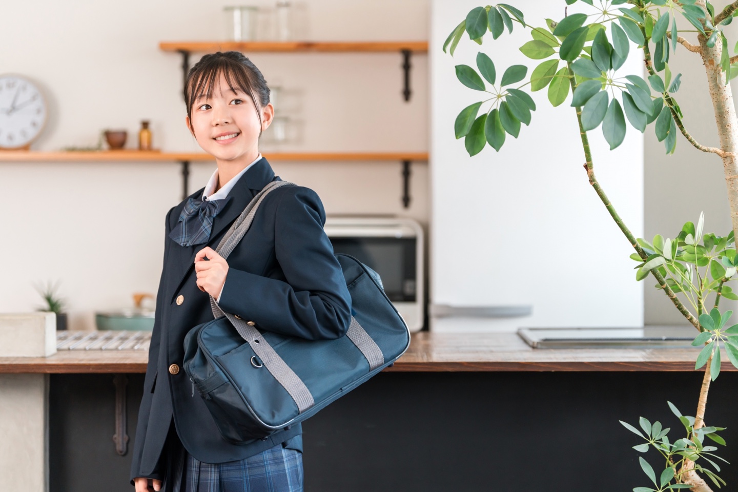 家庭から学びへ向かう中学生のイメージ