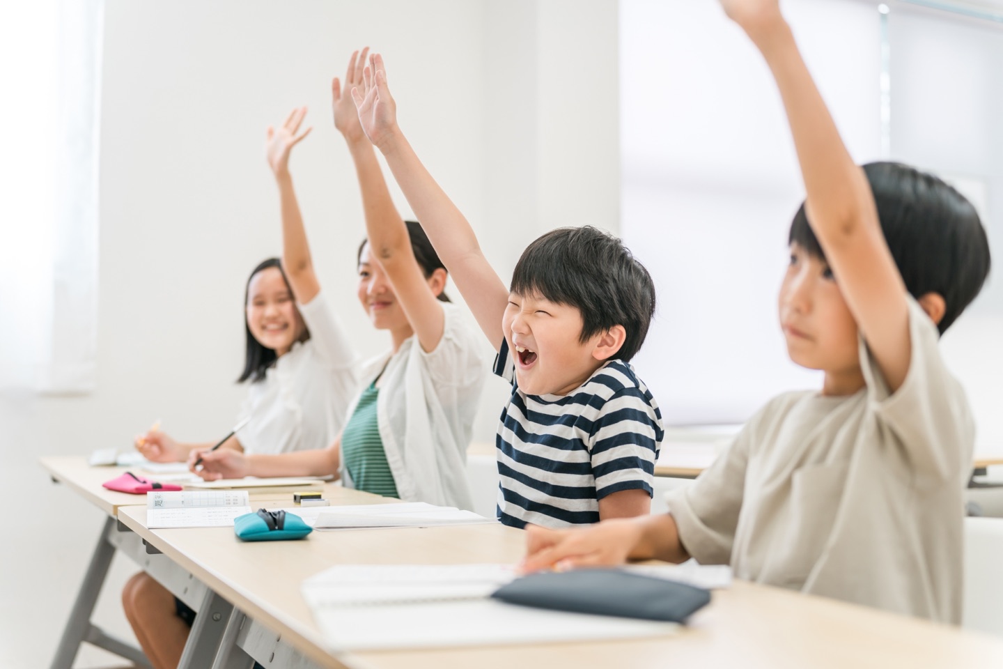 楽しそうに授業を受ける小学生
