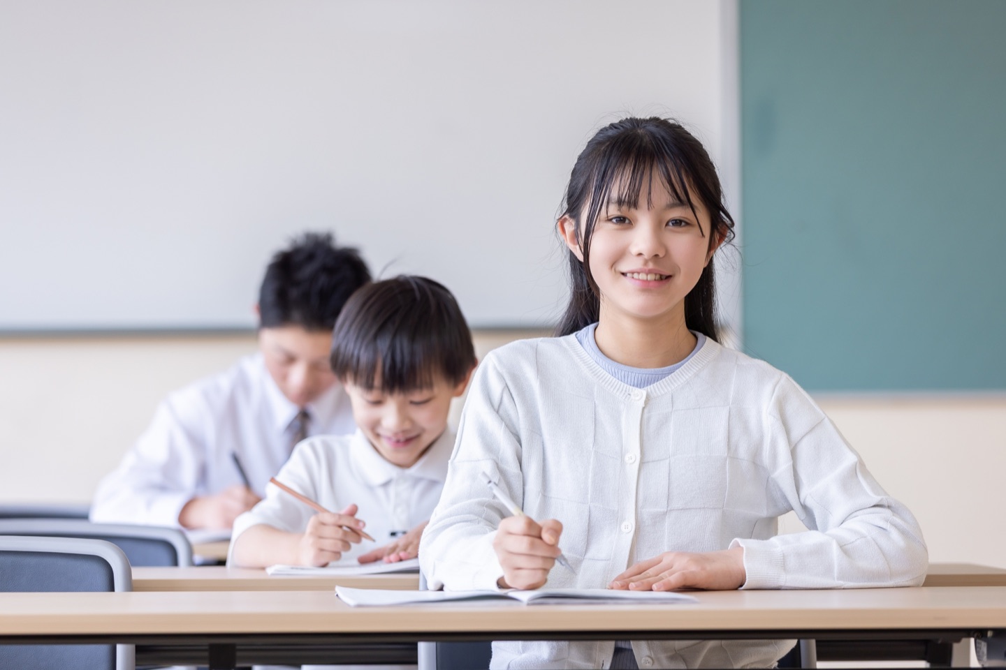 教室で学ぶ中学生