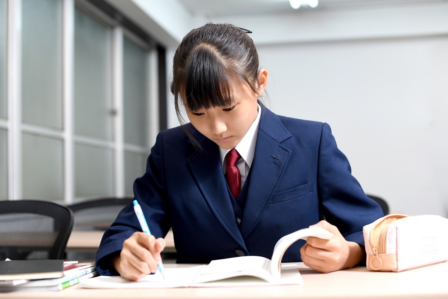 集中して勉強する中学生