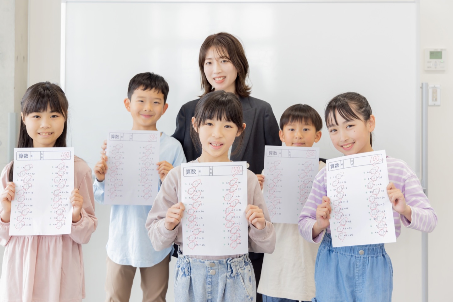 学習の成果を手にする子どもたち