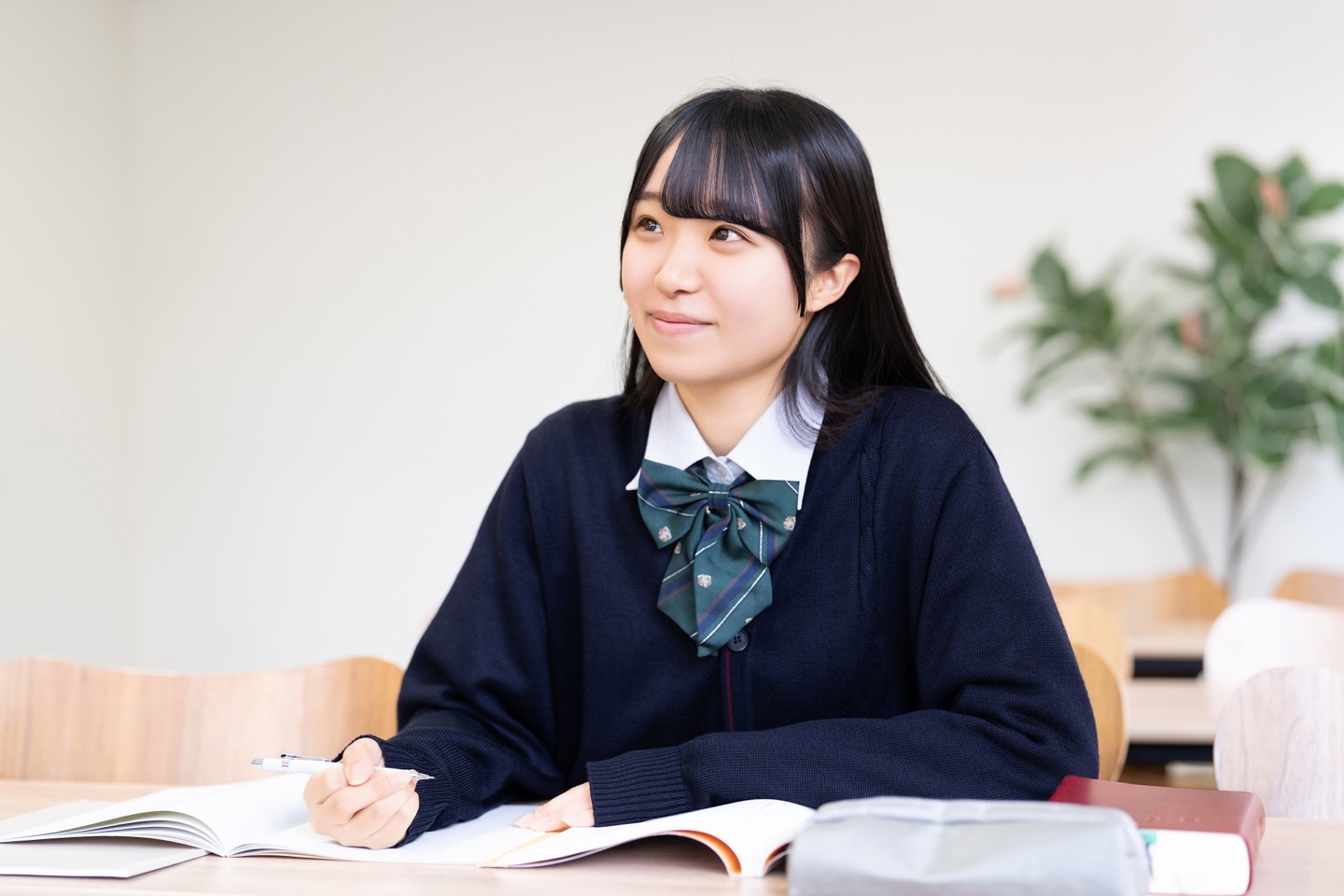 教室で集中して学ぶ高校生