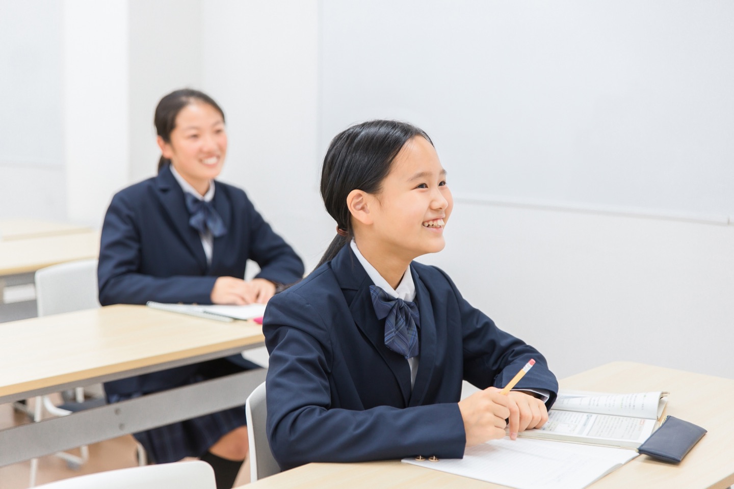 授業に前向きに取り組む中学生